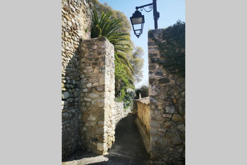 Maison De Village Meublee Avec Terrasse Donzere Экстерьер фото